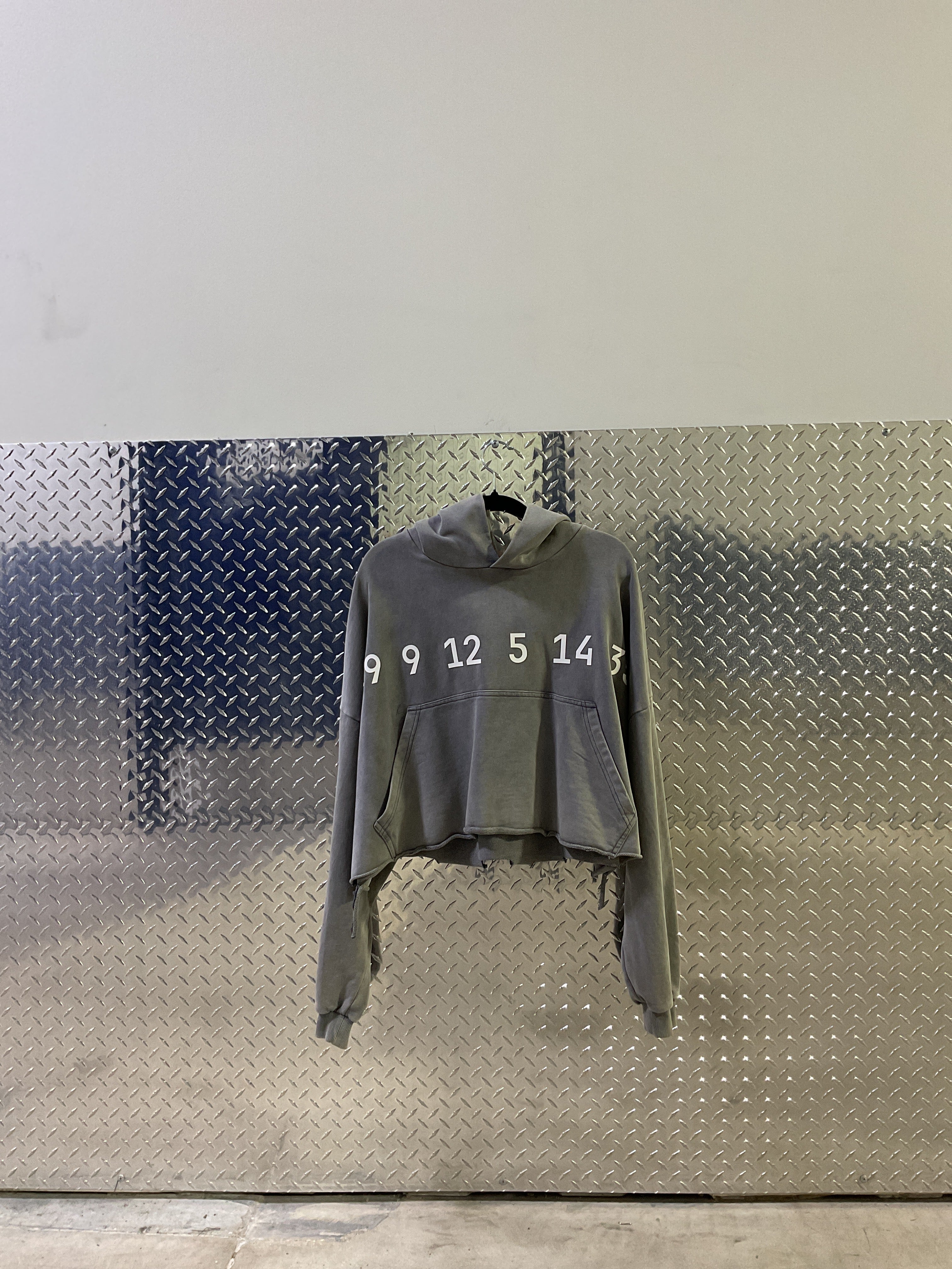 ONYX NUMBERS CROP HOODIE