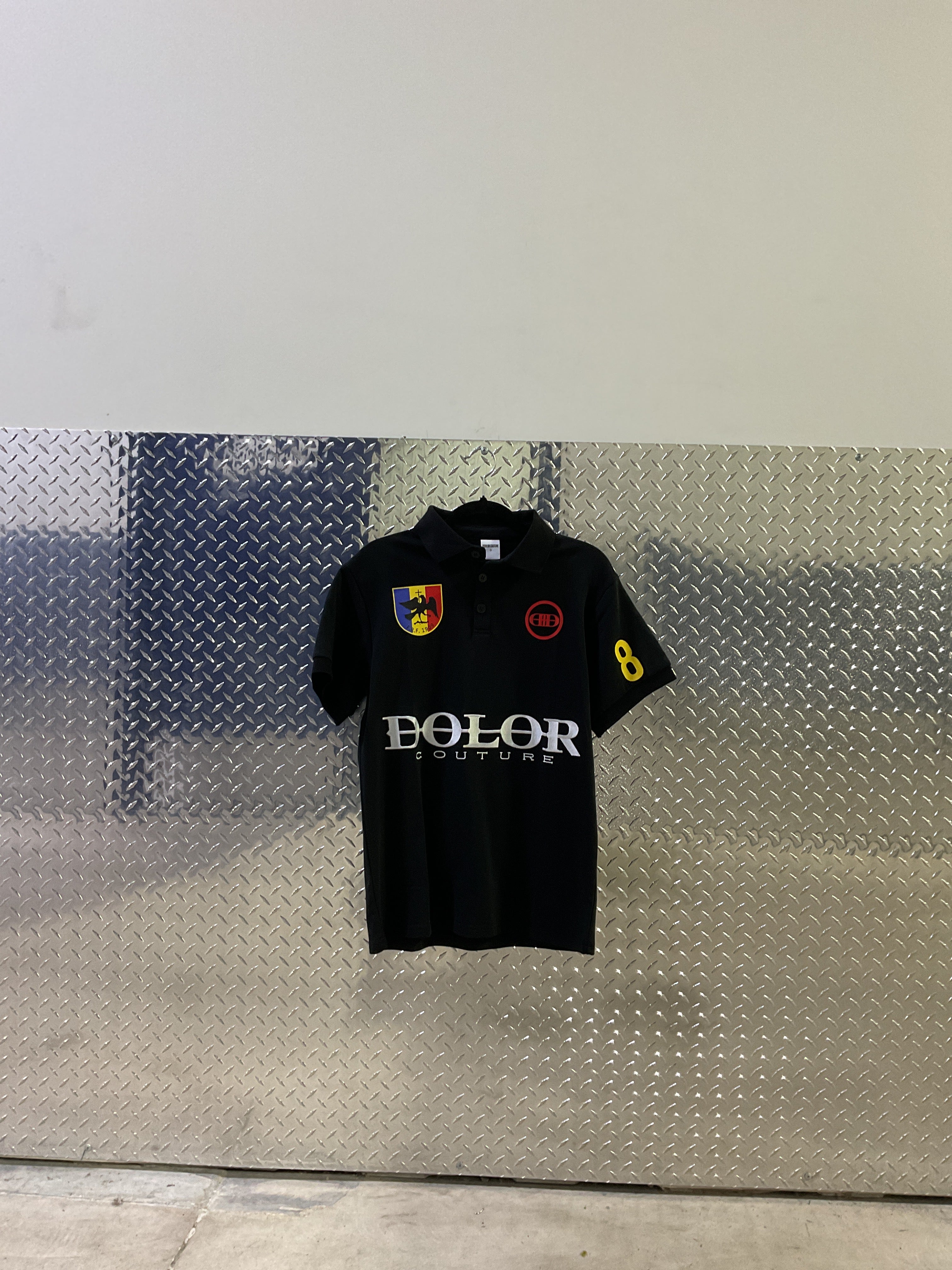 DOLOR COLLARED TEE