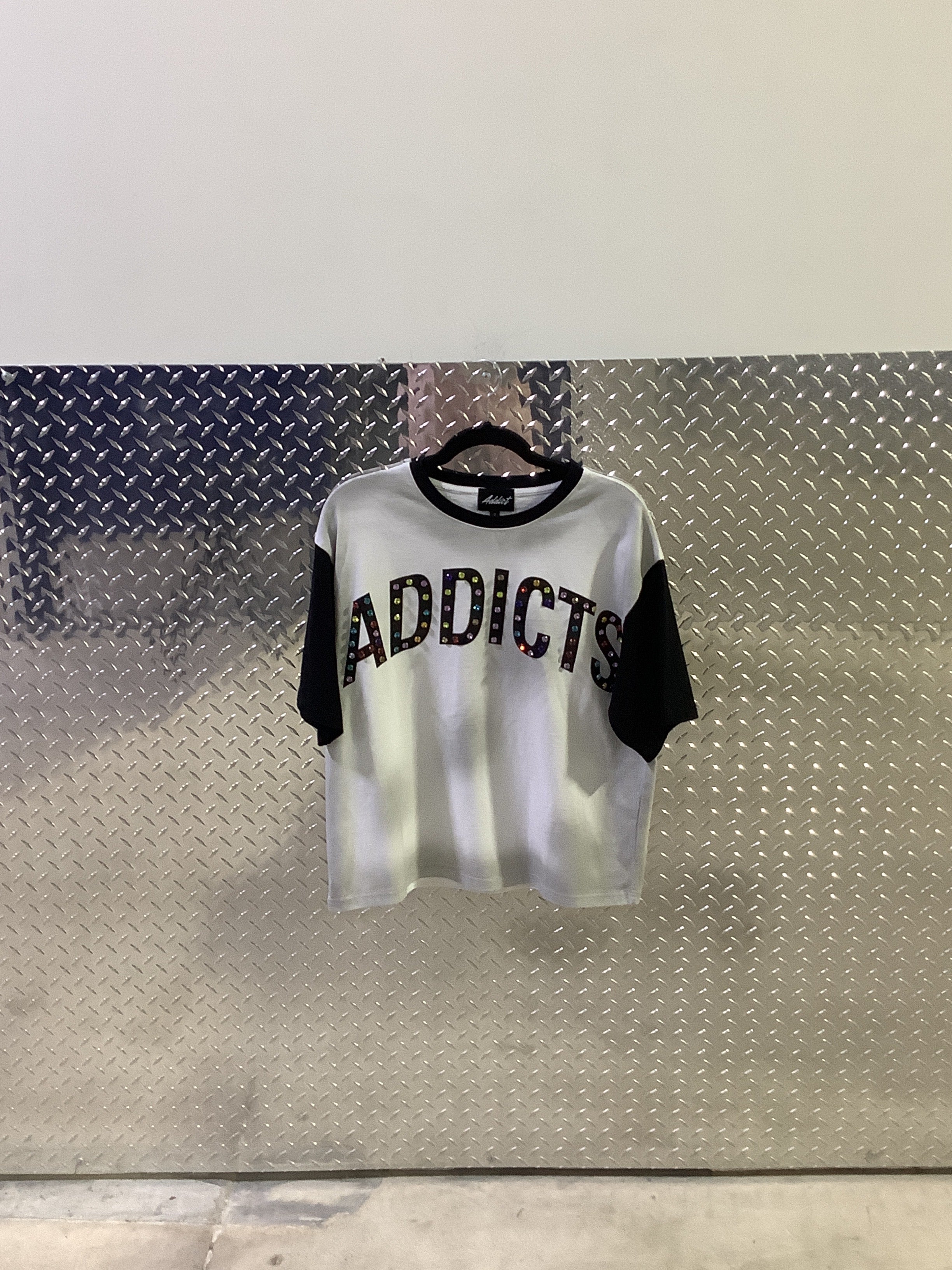 ADDICTS STUDDED TEE