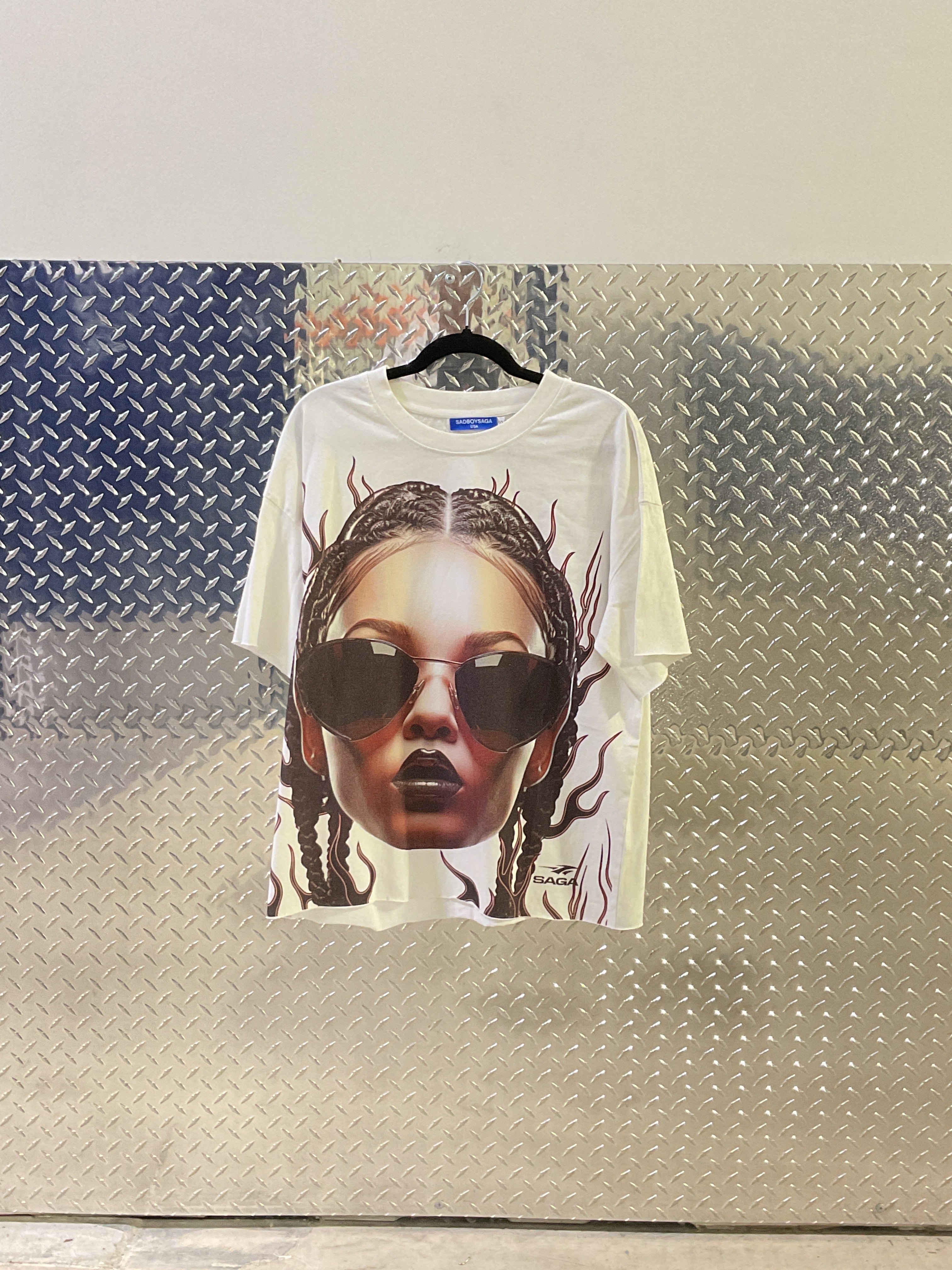 SAGA SUNGLASSES TEE